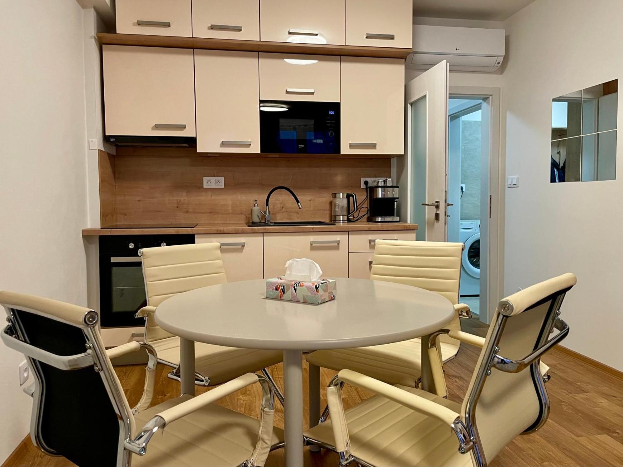 Apartman Astra Sezimovo Usti Exterior foto